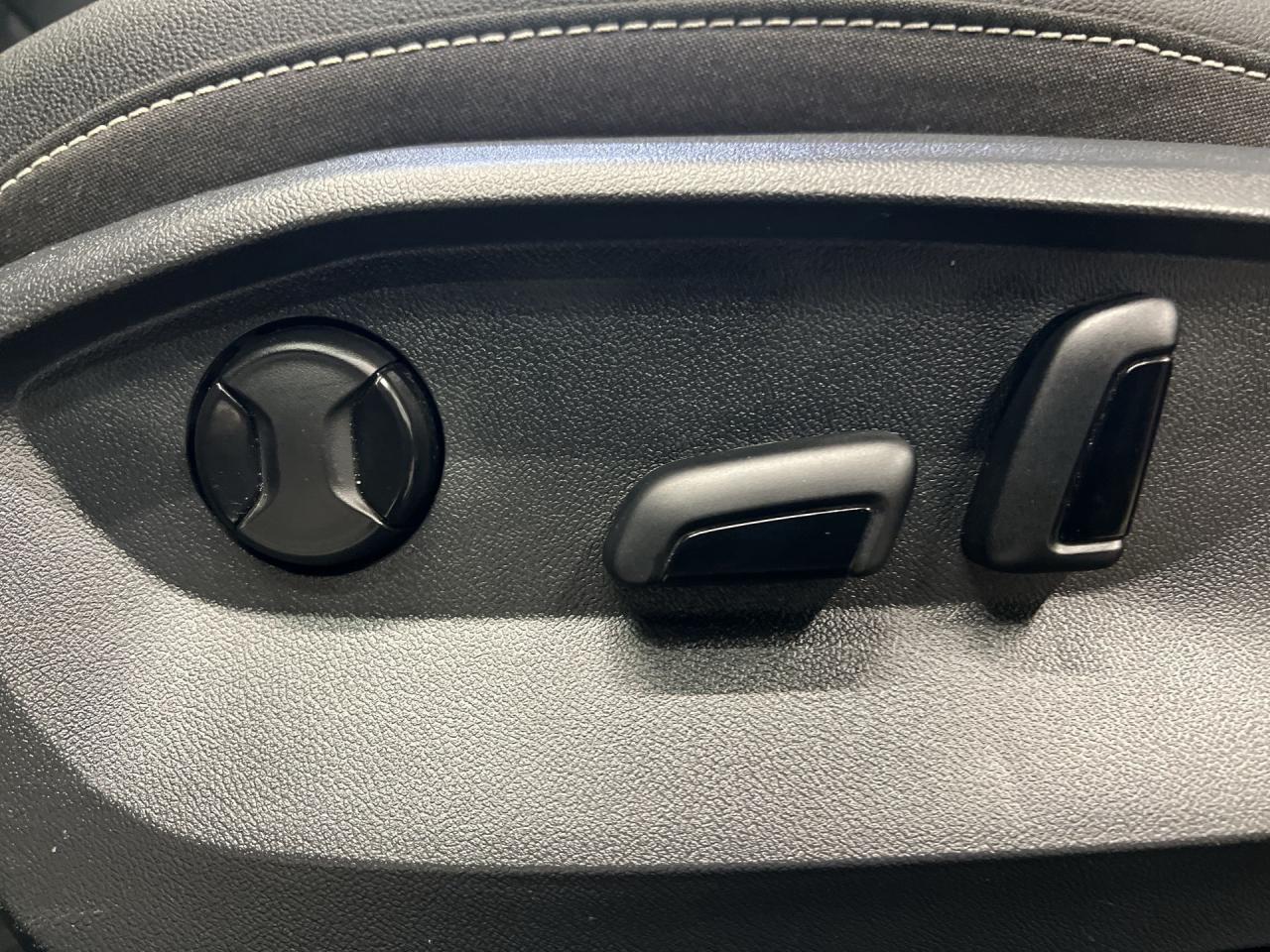 2024 Volkswagen Taos COMFORTLINE | HTD LEATHER | PANO ROOF | CARPLAY Photo