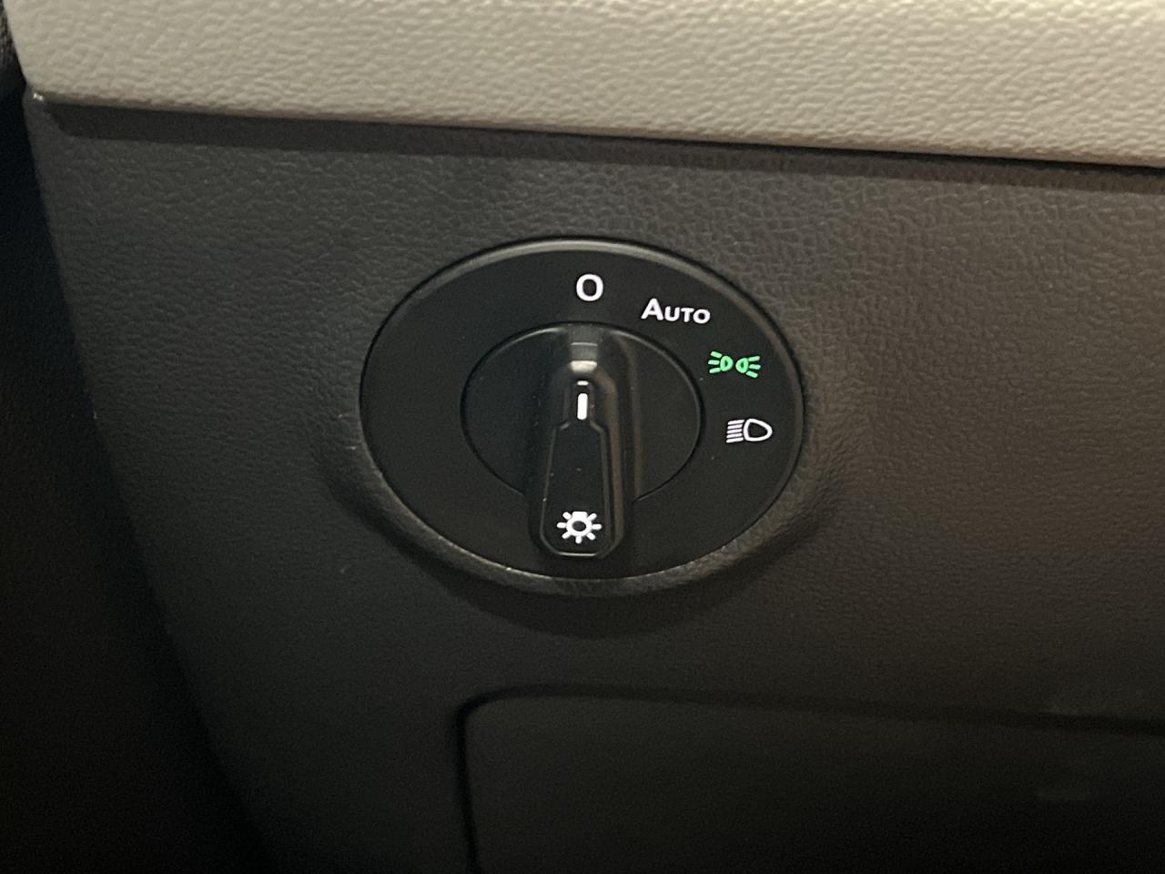 2024 Volkswagen Taos COMFORTLINE | HTD LEATHER | PANO ROOF | CARPLAY Photo