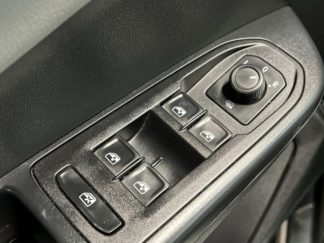 2024 Volkswagen Taos COMFORTLINE | HTD LEATHER | PANO ROOF | CARPLAY Photo