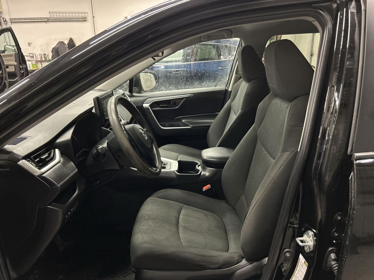 2022 Toyota RAV4 HTD SEATS | CARPLAY | BLIND SPOT | REAR CAM | A/C Photo
