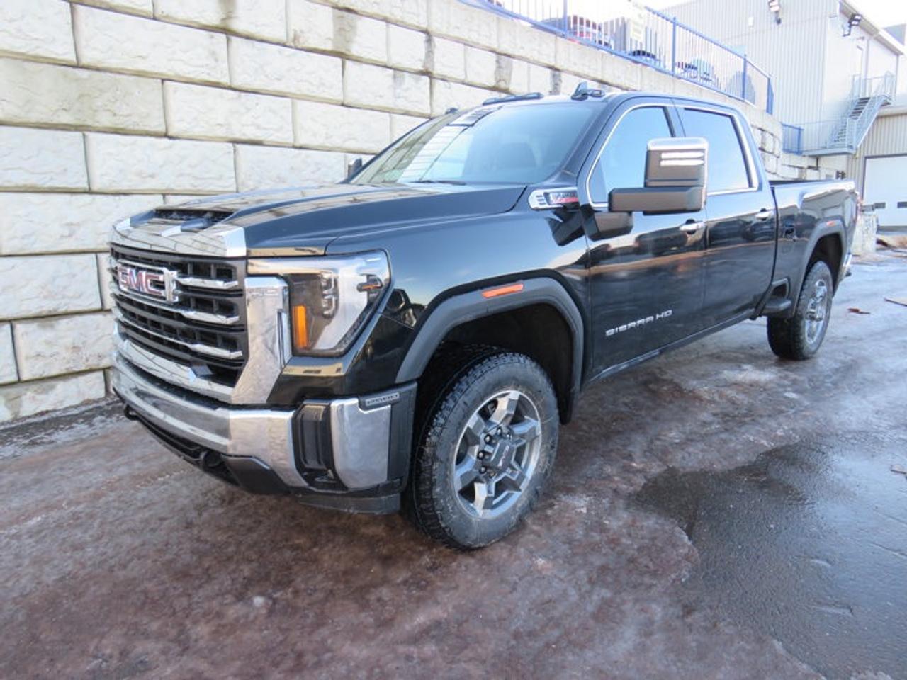 4WD Crew Cab 159 SLT, 10-Speed Automatic, Turbocharged Diesel V8 6.6L/
