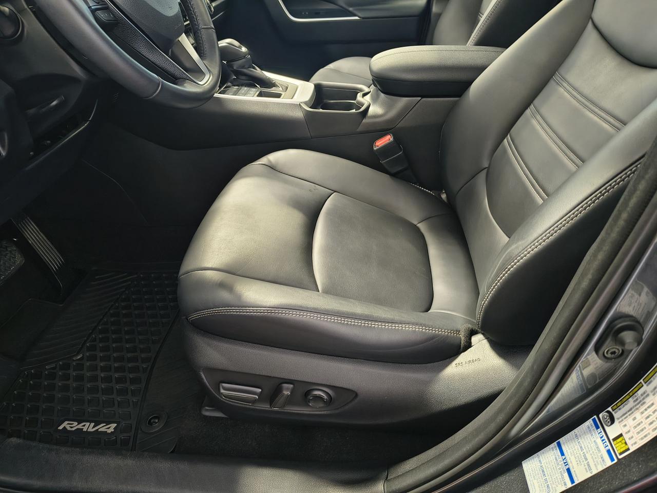 2021 Toyota RAV4 XLE AWD Photo0