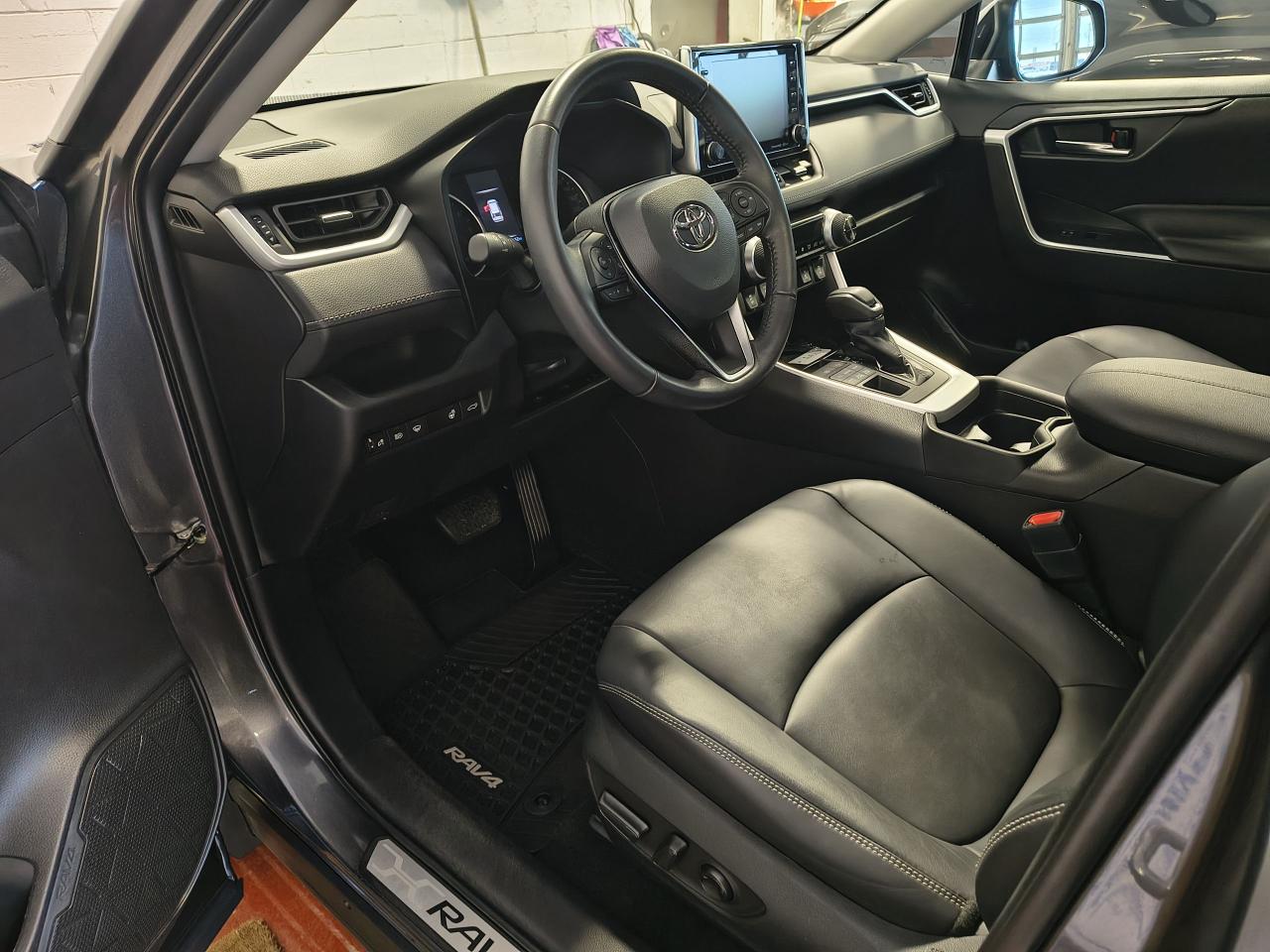 2021 Toyota RAV4 XLE AWD Photo0