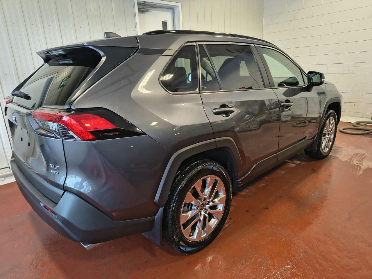 2021 Toyota RAV4 XLE AWD Photo0