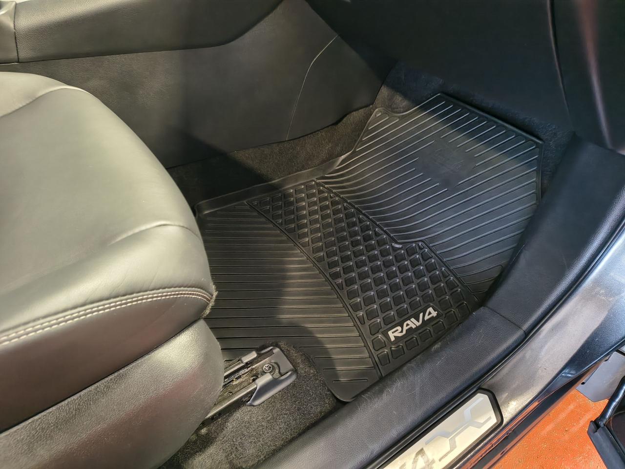 2021 Toyota RAV4 XLE AWD Photo0