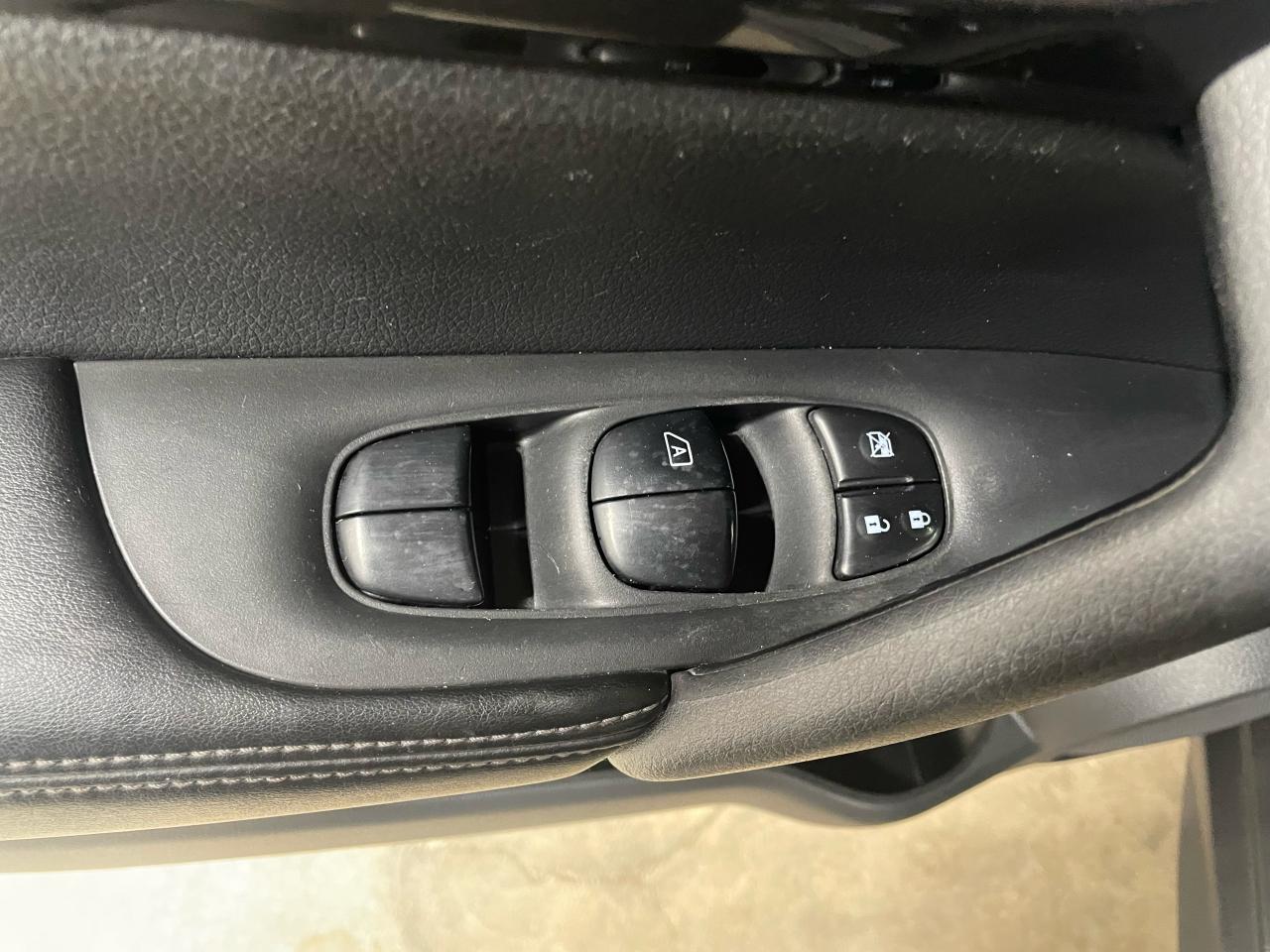 2017 Nissan Rogue SV Photo12