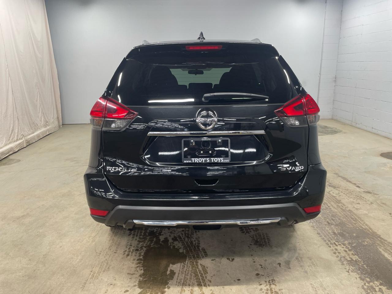 2017 Nissan Rogue SV Photo25