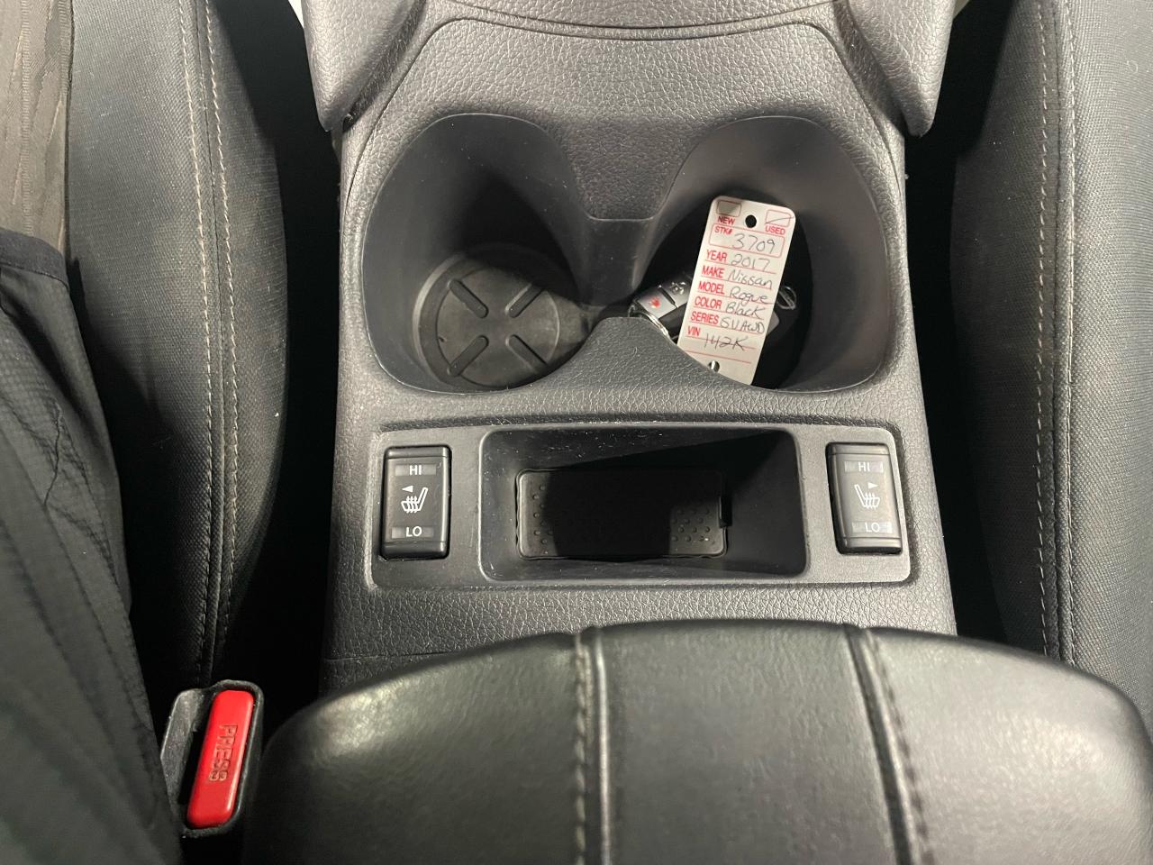 2017 Nissan Rogue SV Photo