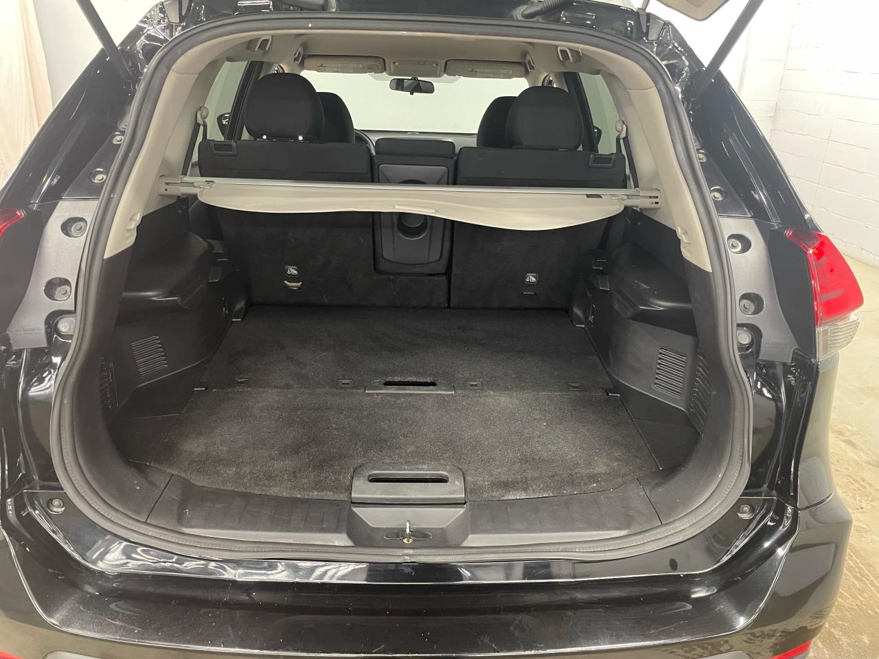 2017 Nissan Rogue SV Photo6