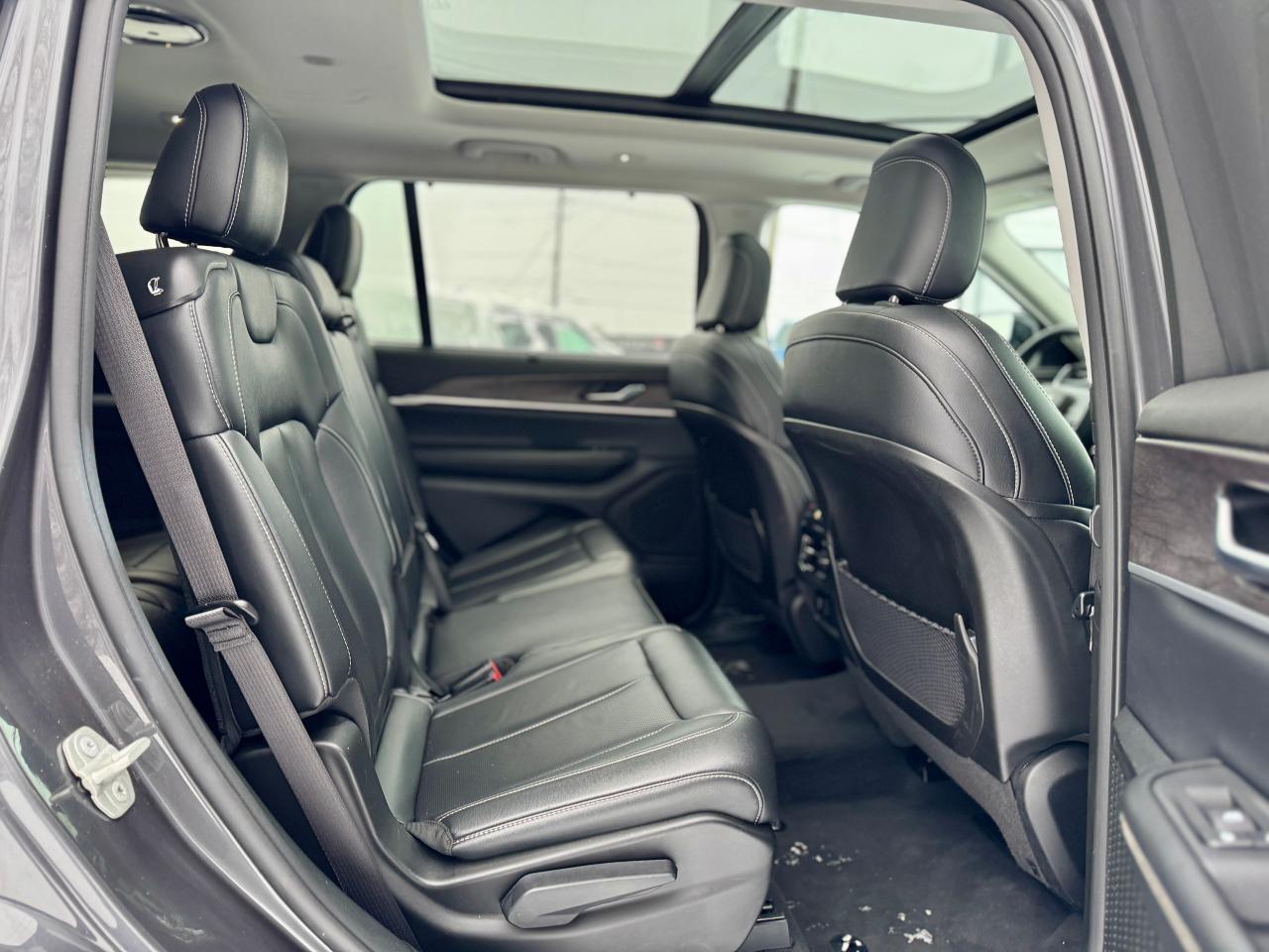 2023 Jeep Grand Cherokee L Limited Panoramic Roof | Clean CarFax Photo