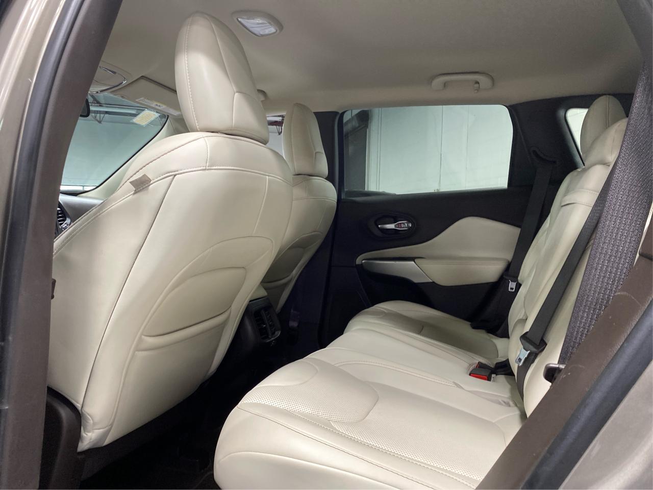 2017 Jeep Cherokee OVERLAND Photo