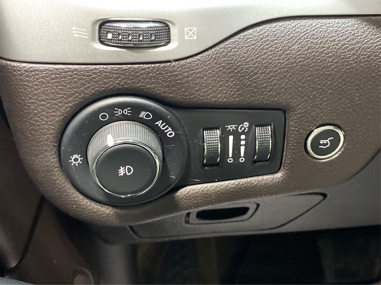 2017 Jeep Cherokee OVERLAND Photo