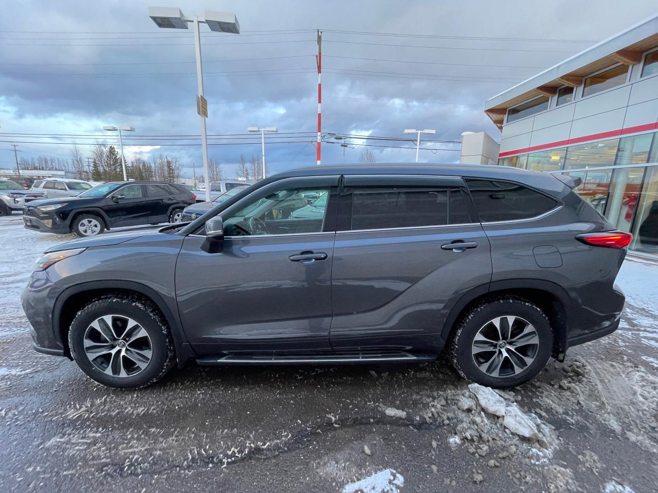 2021 Toyota Highlander XLE Photo2