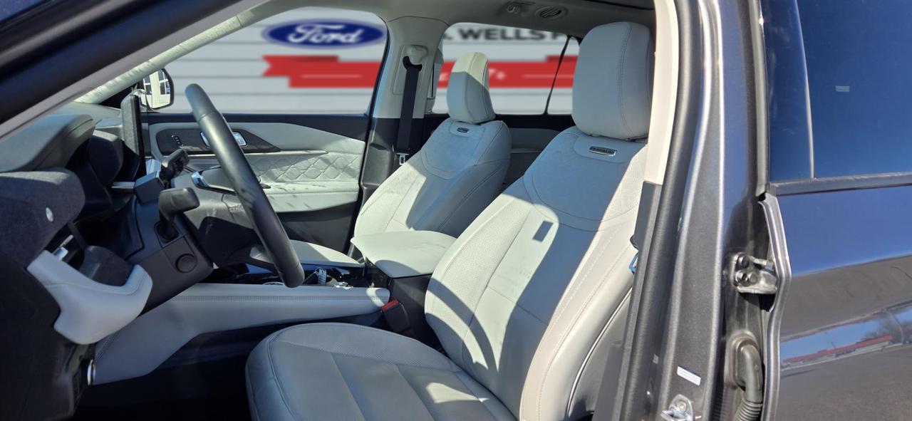 2025 Ford Explorer Platinum Photo