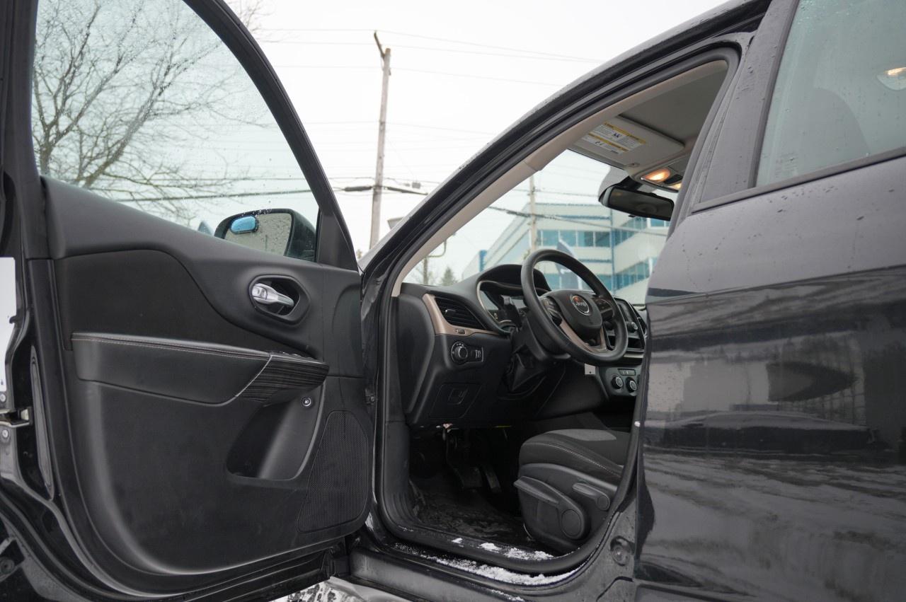 2014 Jeep Cherokee FWD 4DR SPORT Photo