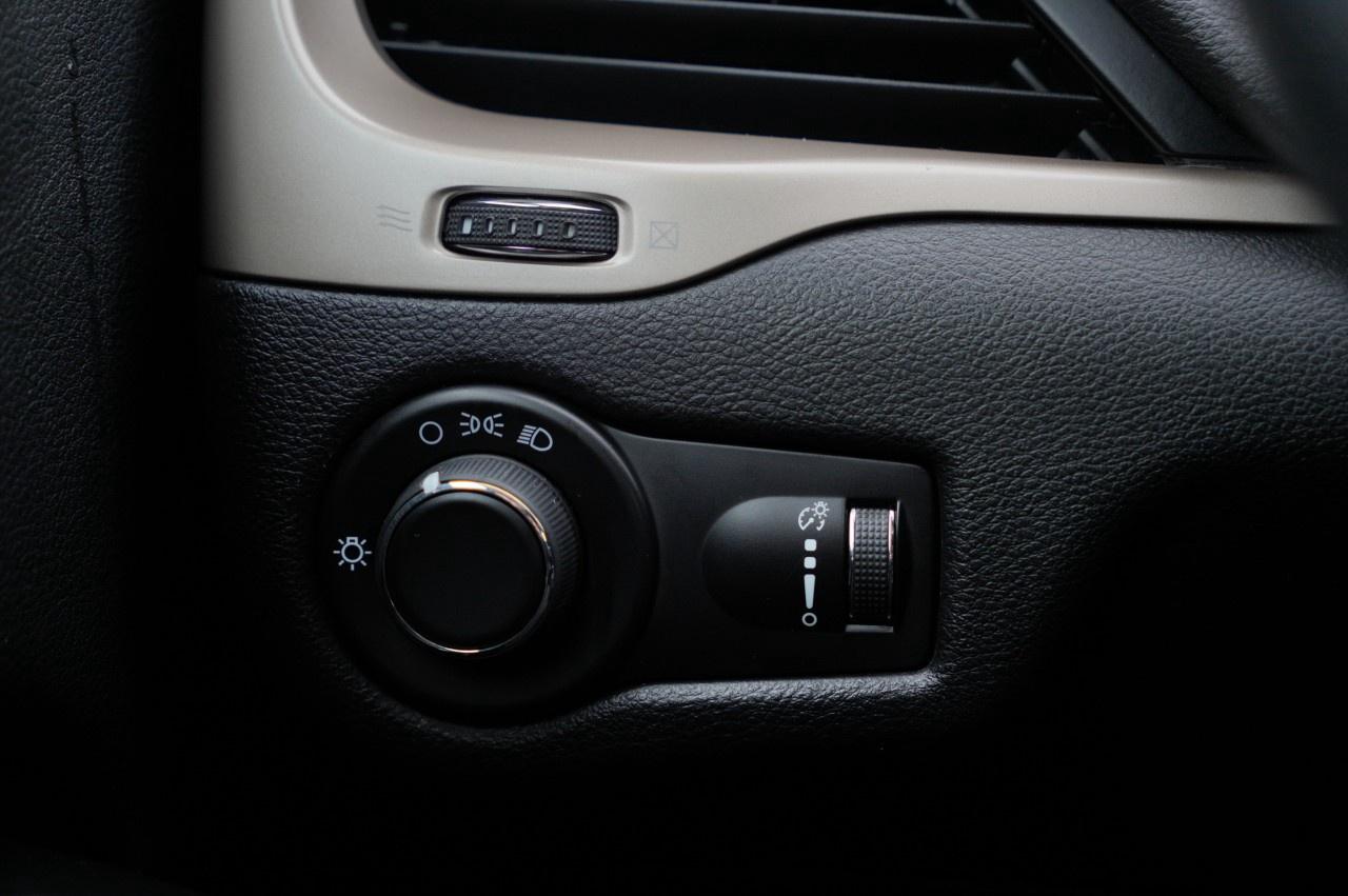 2014 Jeep Cherokee FWD 4DR SPORT Photo