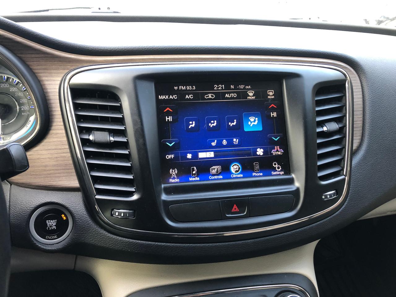 2015 Chrysler 200 C - Photo #10