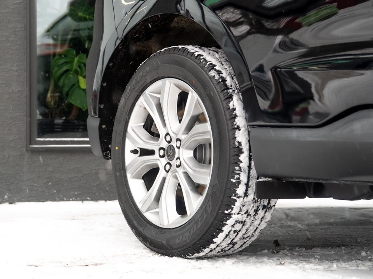 2023 Ford Edge Titanium AWD Photo3