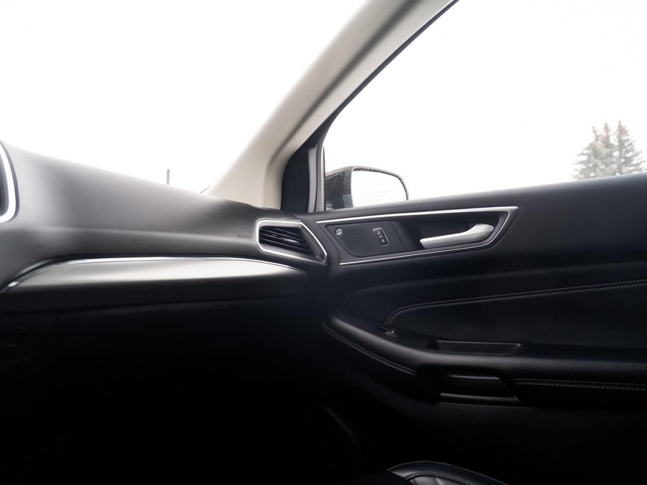 2023 Ford Edge Titanium AWD Photo14