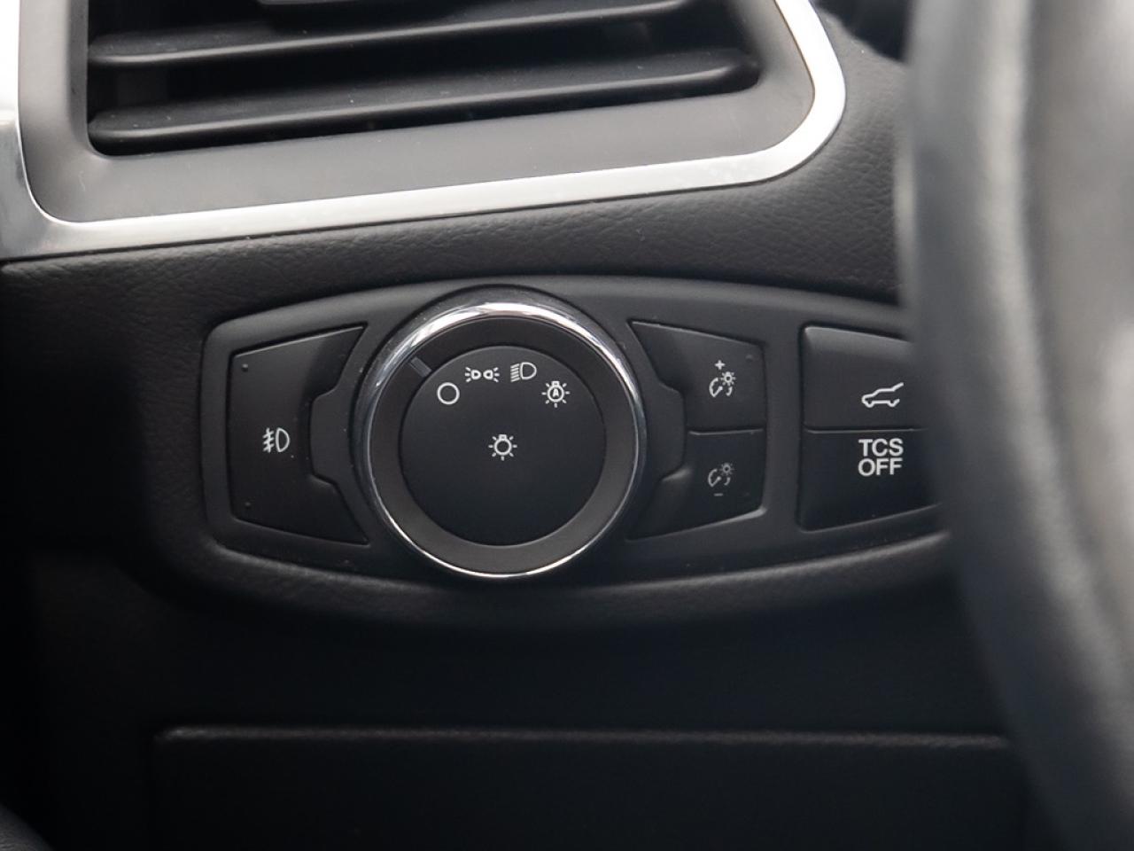 2023 Ford Edge Titanium AWD Photo12