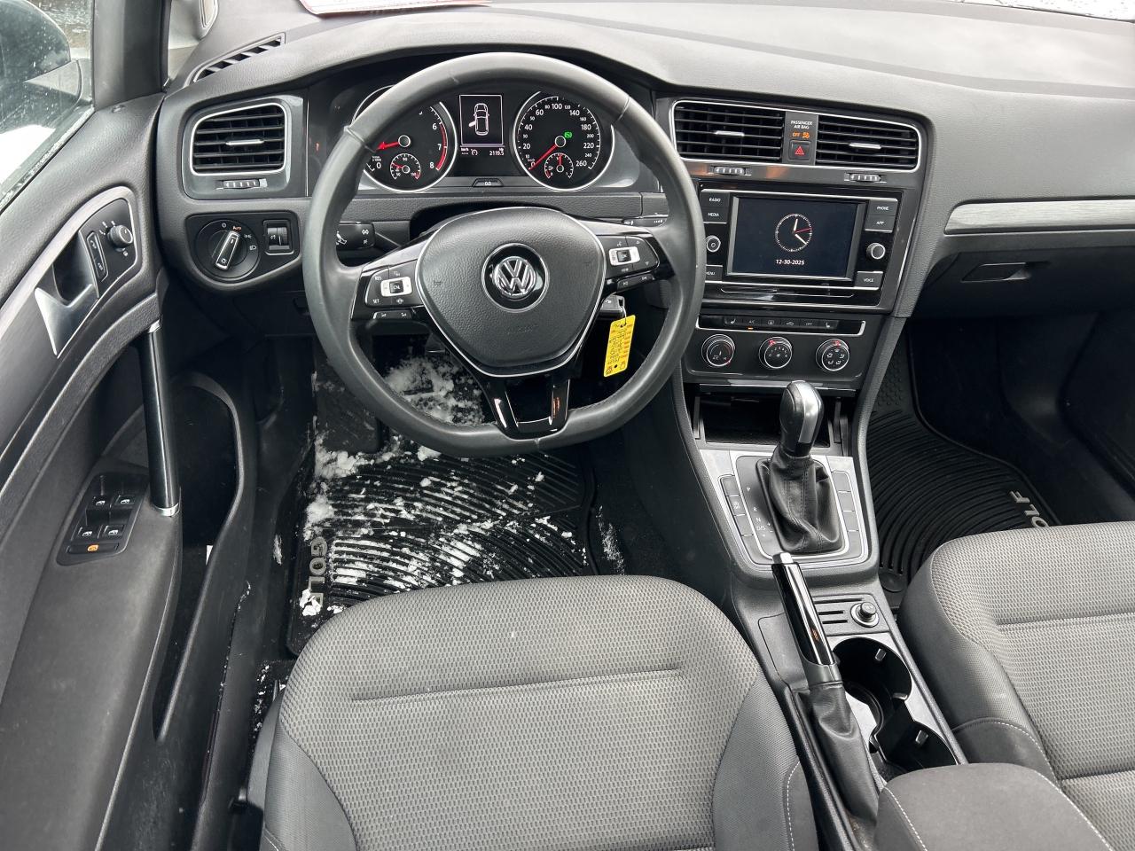 2020 Volkswagen Golf COMFORTLINE, CLEAN CARFAX, HEATED CLOTH SEATS! Photo