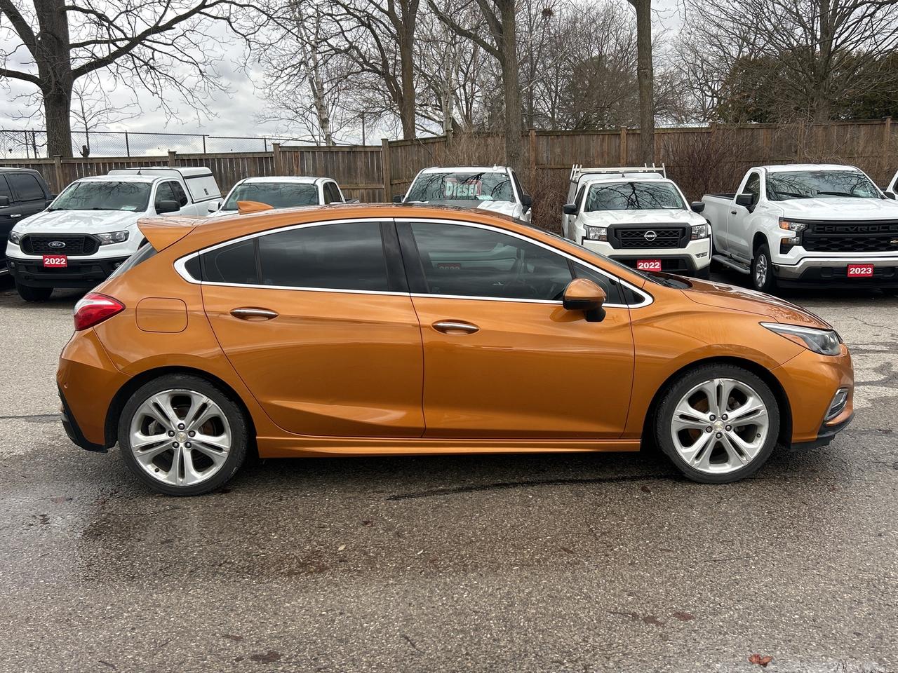 2017 Chevrolet Cruze LEATHER, SUNROOF, BACK UP CAMERA! Photo4