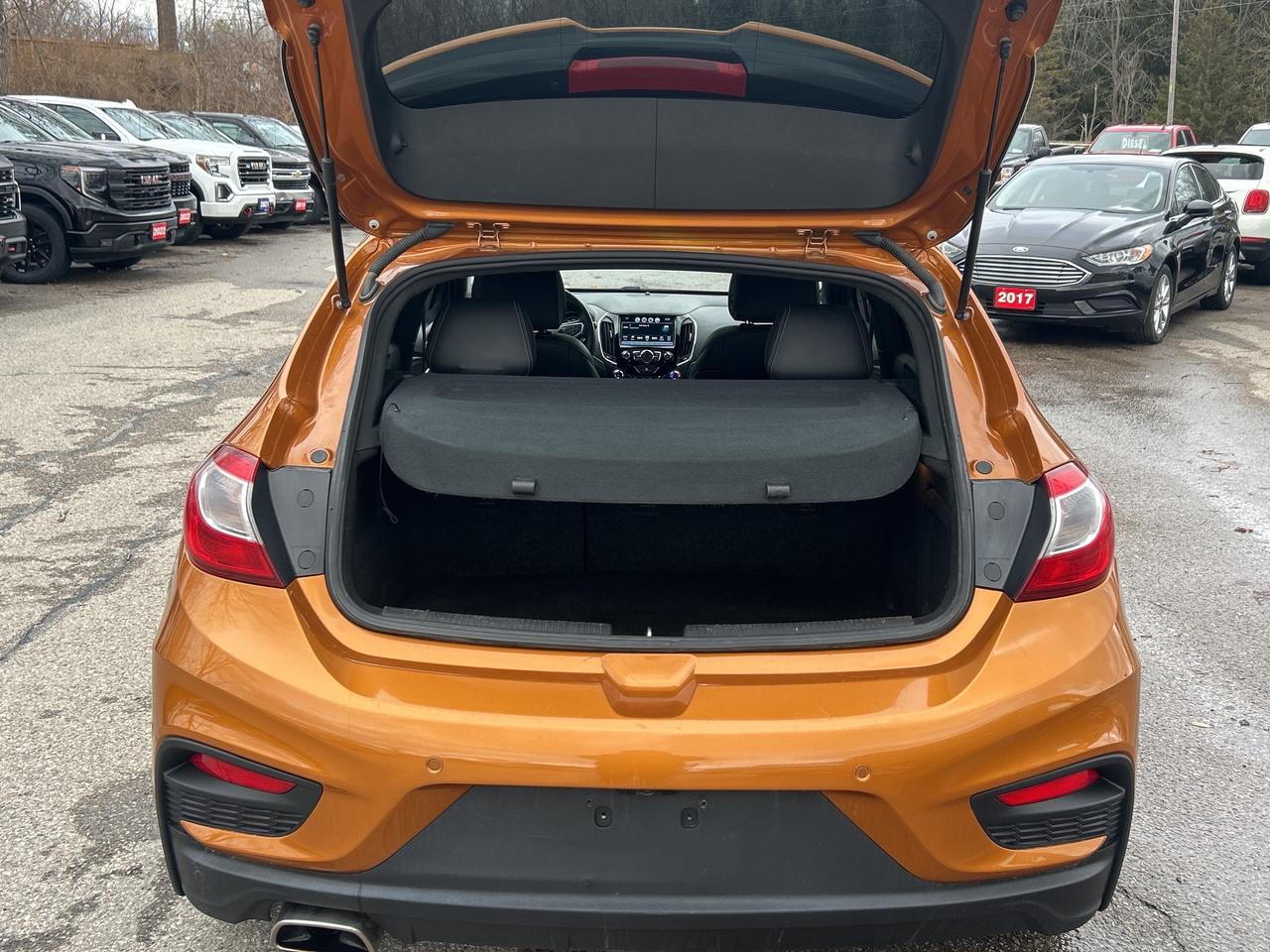 2017 Chevrolet Cruze LEATHER, SUNROOF, BACK UP CAMERA! Photo