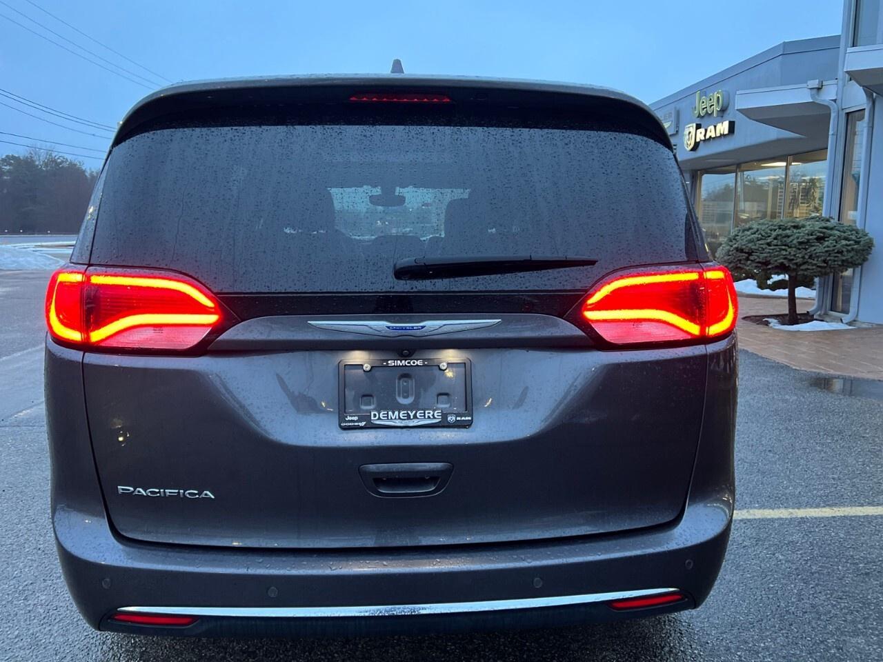 2018 Chrysler Pacifica Touring-L Plus 2WD Photo3