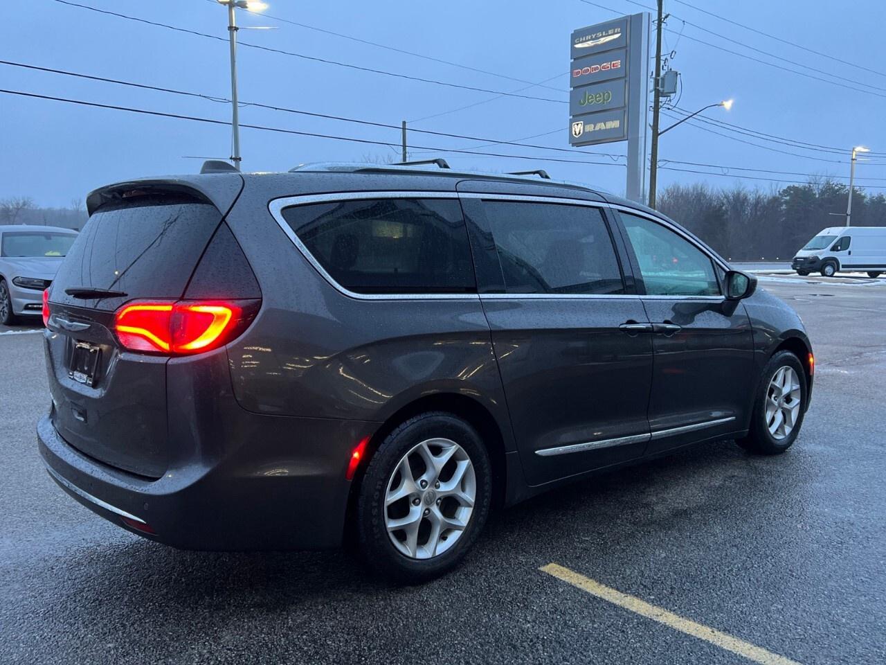 2018 Chrysler Pacifica Touring-L Plus 2WD Photo4