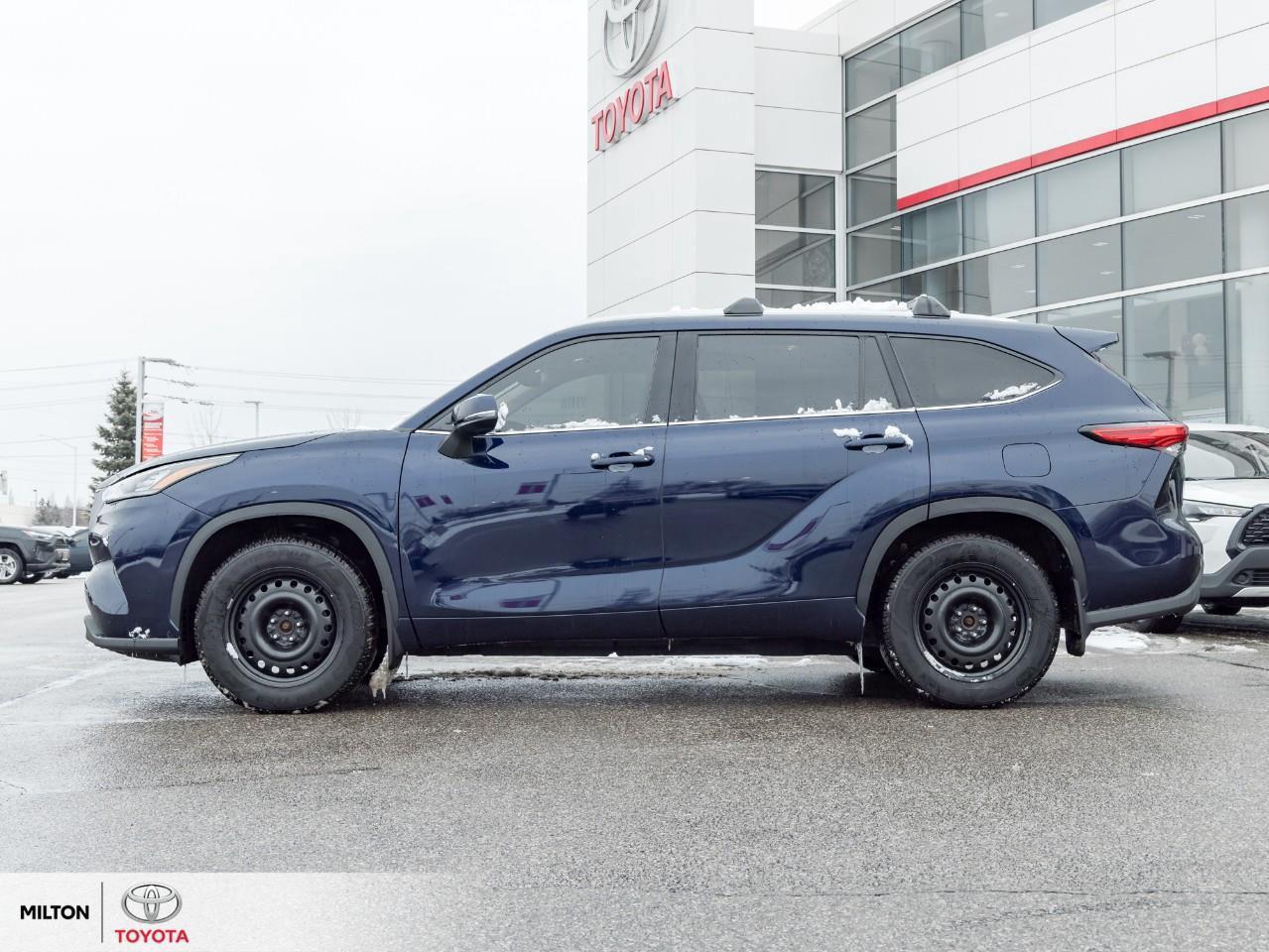 2022 Toyota Highlander LEATHER SUNROOF BLIND SPOT ONE OWNER 8 PASSENGER T Photo