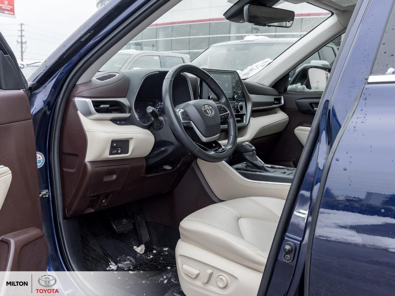 2022 Toyota Highlander LEATHER SUNROOF BLIND SPOT ONE OWNER 8 PASSENGER T Photo