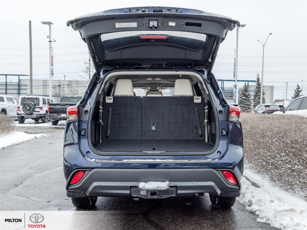 2022 Toyota Highlander LEATHER SUNROOF BLIND SPOT ONE OWNER 8 PASSENGER T Photo