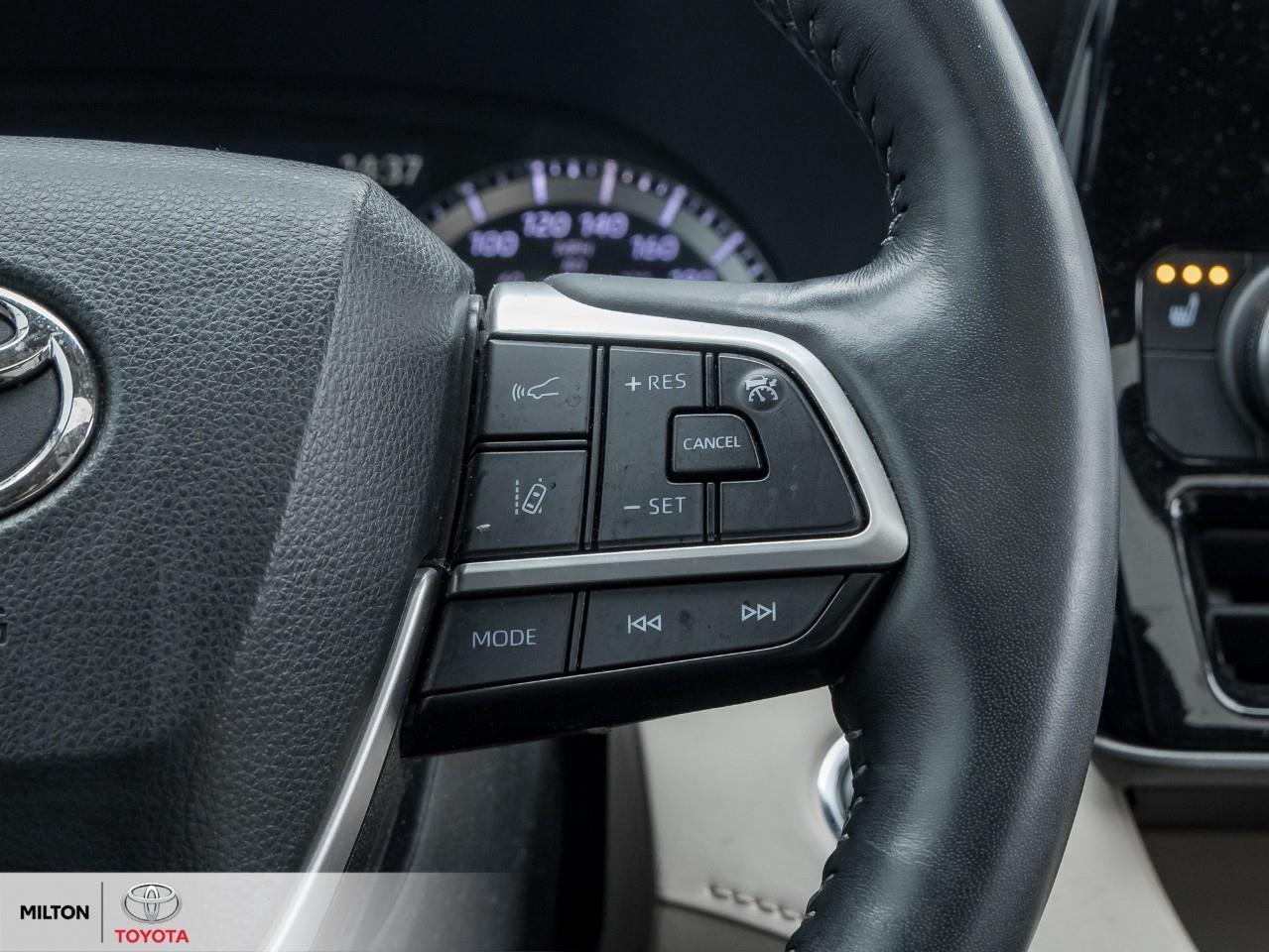 2022 Toyota Highlander LEATHER SUNROOF BLIND SPOT ONE OWNER 8 PASSENGER T Photo