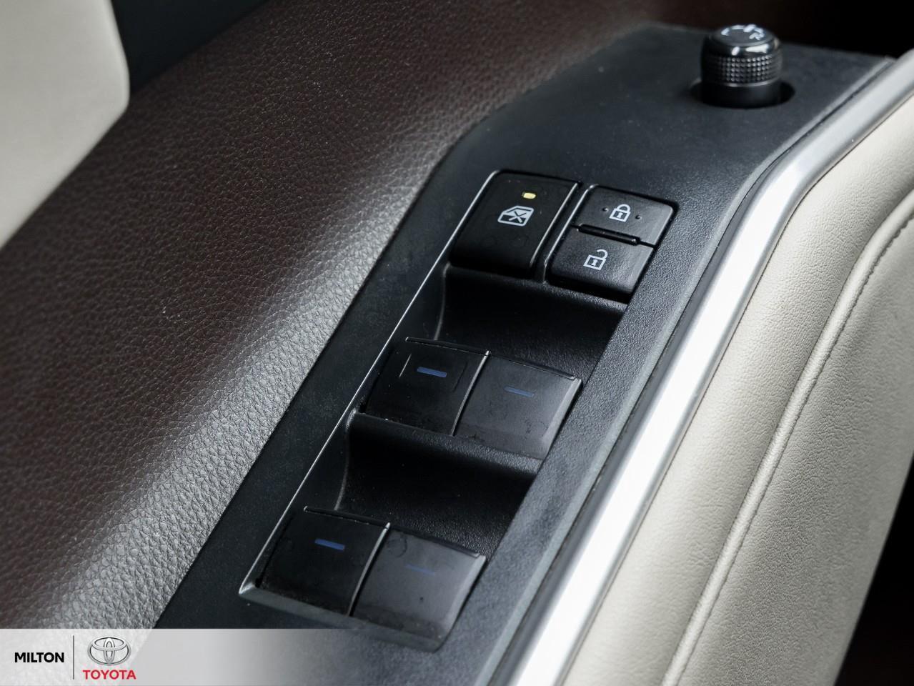 2022 Toyota Highlander LEATHER SUNROOF BLIND SPOT ONE OWNER 8 PASSENGER T Photo