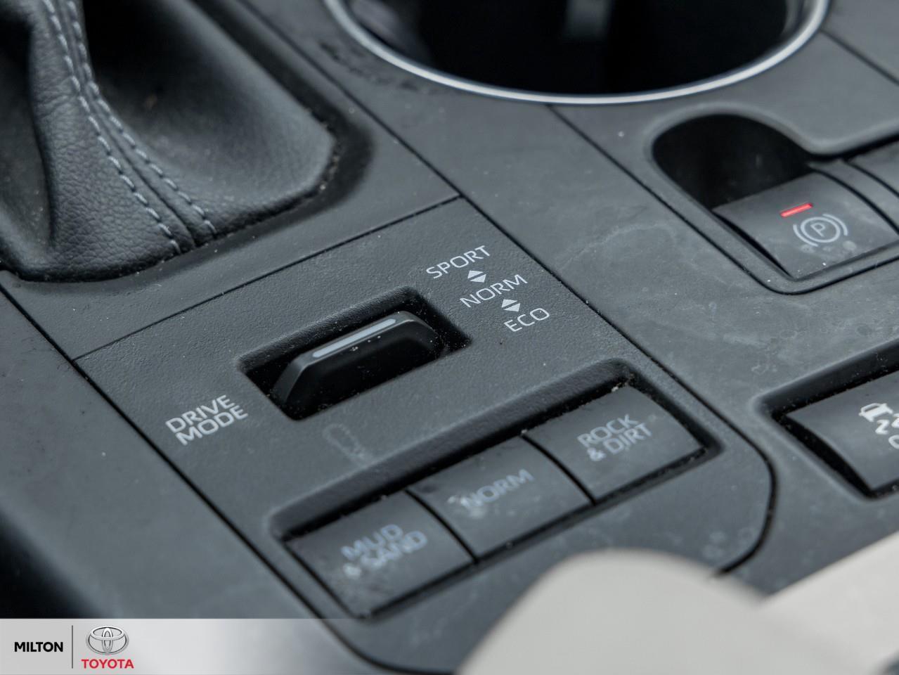 2022 Toyota Highlander LEATHER SUNROOF BLIND SPOT ONE OWNER 8 PASSENGER T Photo