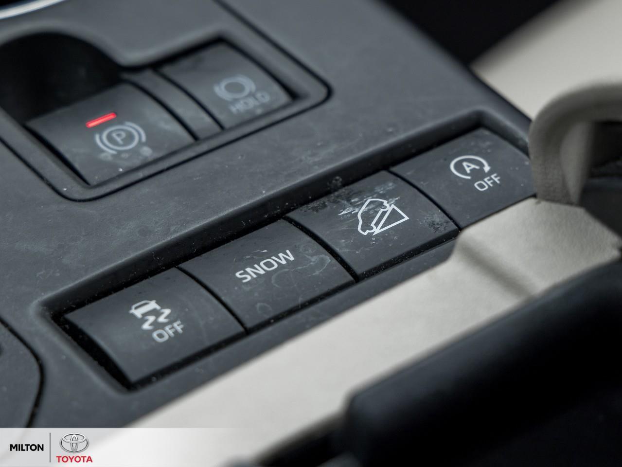 2022 Toyota Highlander LEATHER SUNROOF BLIND SPOT ONE OWNER 8 PASSENGER T Photo