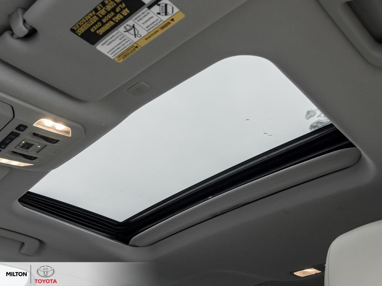 2022 Toyota Highlander LEATHER SUNROOF BLIND SPOT ONE OWNER 8 PASSENGER T Photo