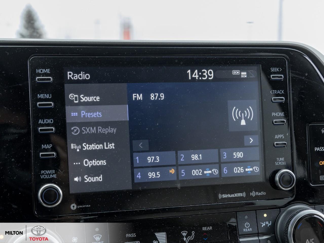 2022 Toyota Highlander LEATHER SUNROOF BLIND SPOT ONE OWNER 8 PASSENGER T Photo