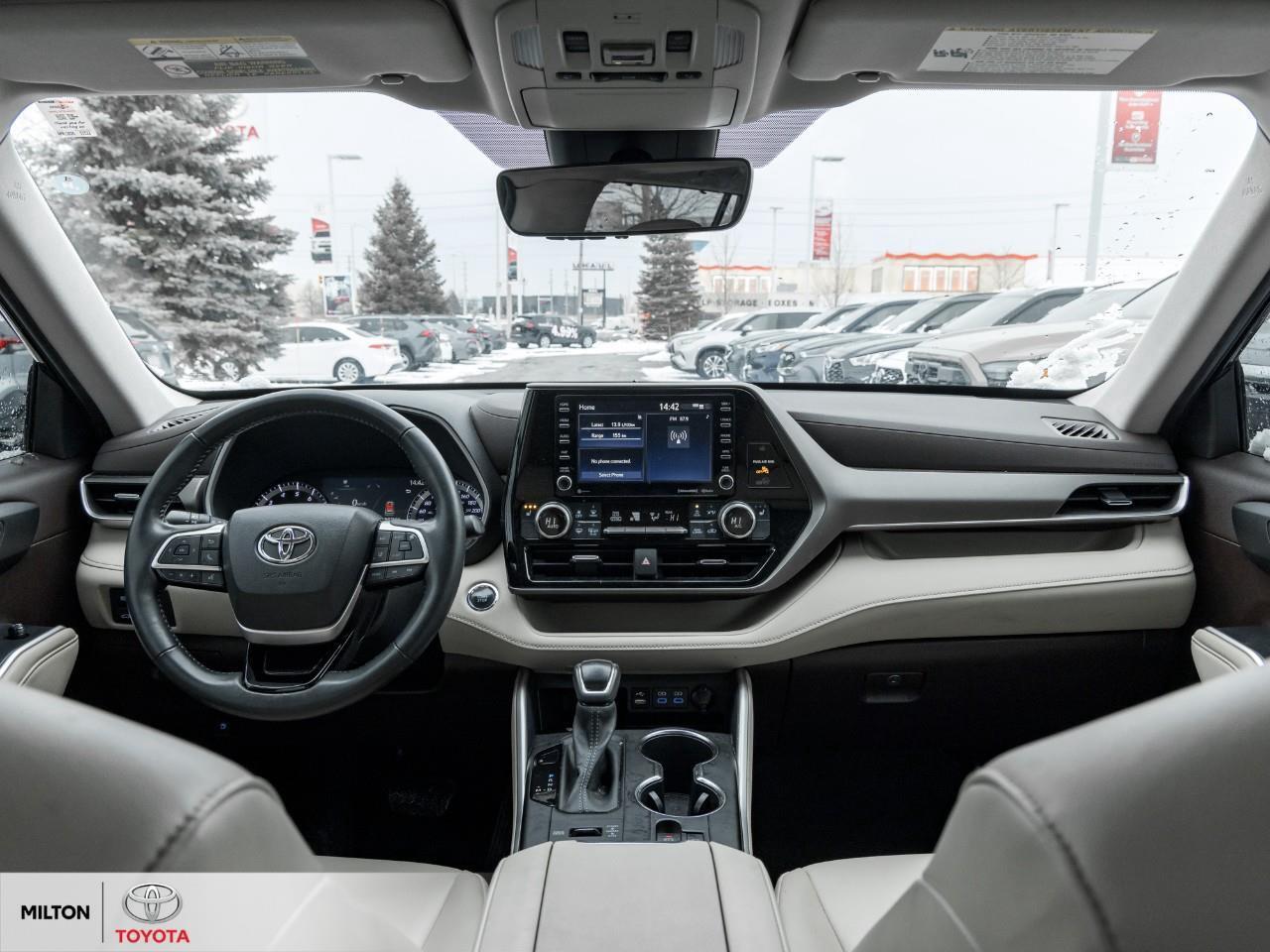 2022 Toyota Highlander LEATHER SUNROOF BLIND SPOT ONE OWNER 8 PASSENGER T Photo