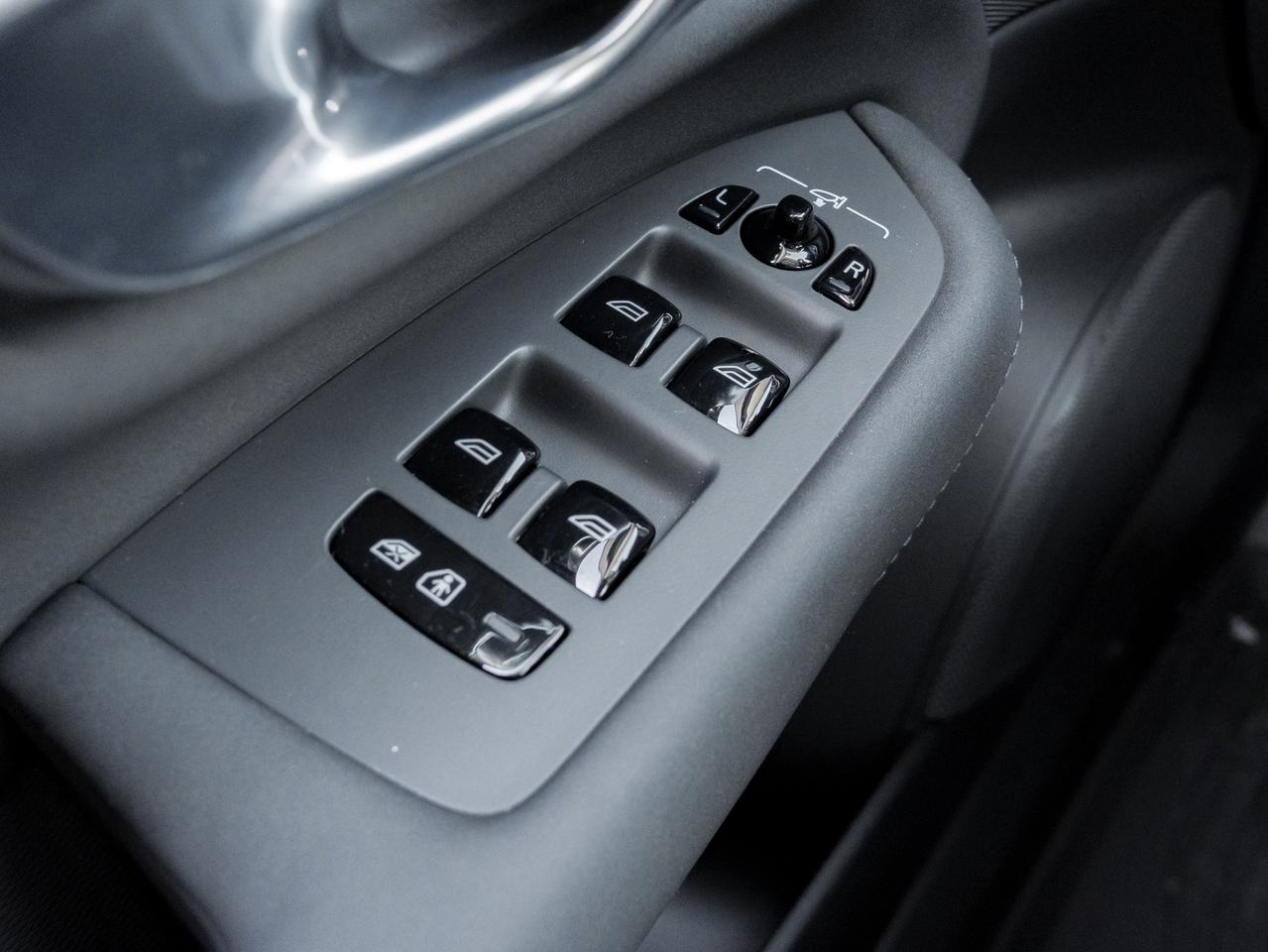 2025 Volvo XC90 2025.5 B6 AWD Core  LOW KM  20" ALLOY WHEELS  CPO Photo