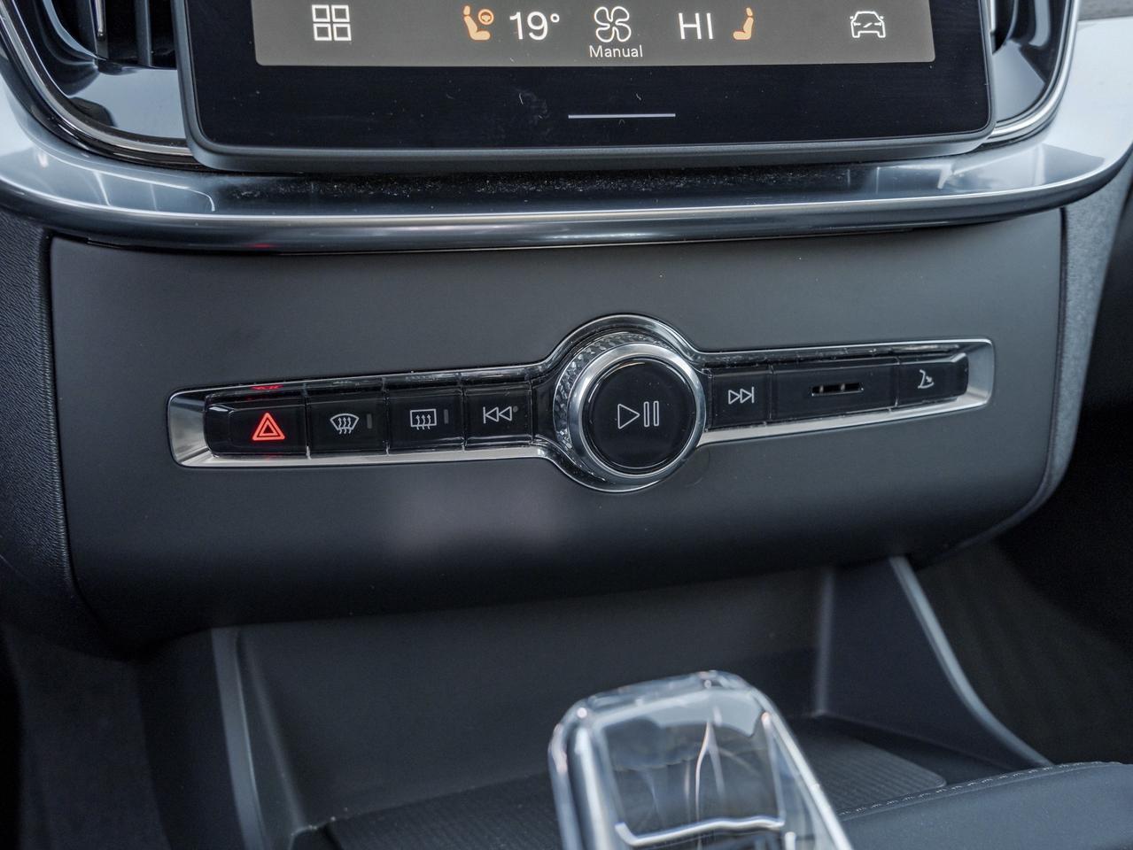 2025 Volvo XC90 2025.5 B6 AWD Core  LOW KM  20" ALLOY WHEELS  CPO Photo