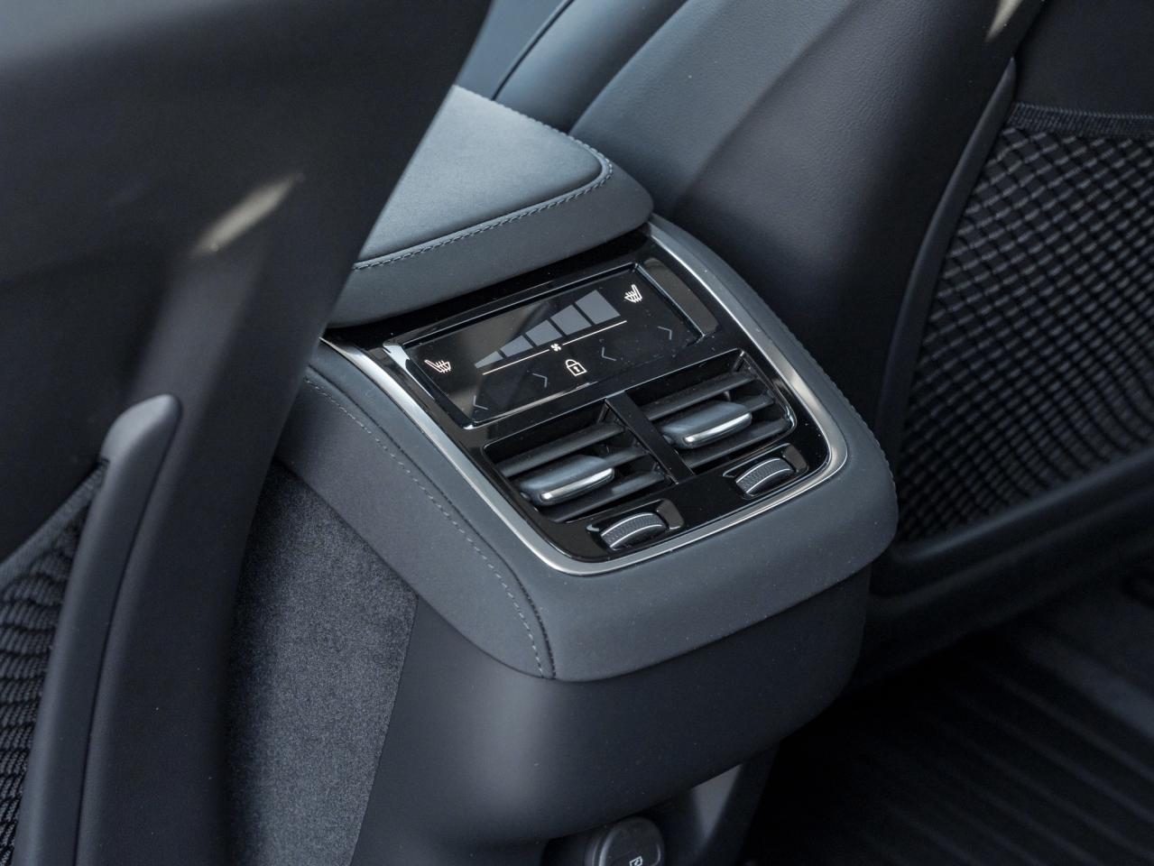 2025 Volvo XC90 2025.5 B6 AWD Core  LOW KM  20" ALLOY WHEELS  CPO Photo