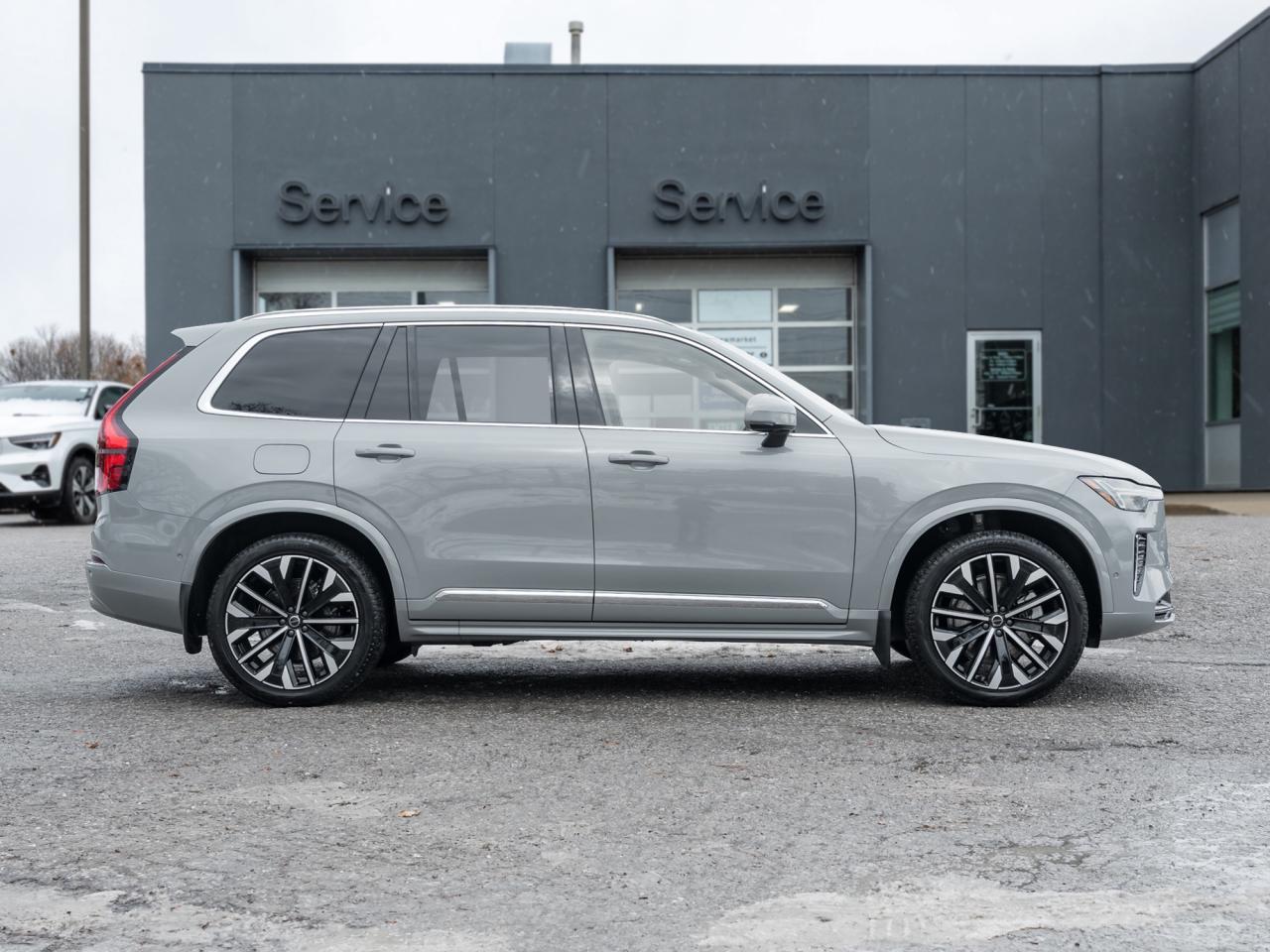 2025 Volvo XC90 2025.5 B6 AWD Plus 7-Seater SUPER LOW KM  LIKE NEW Photo
