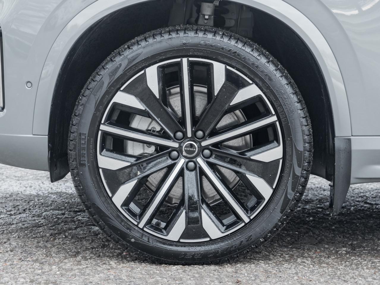 2025 Volvo XC90 2025.5 B6 AWD Plus 7-Seater SUPER LOW KM  LIKE NEW Photo3