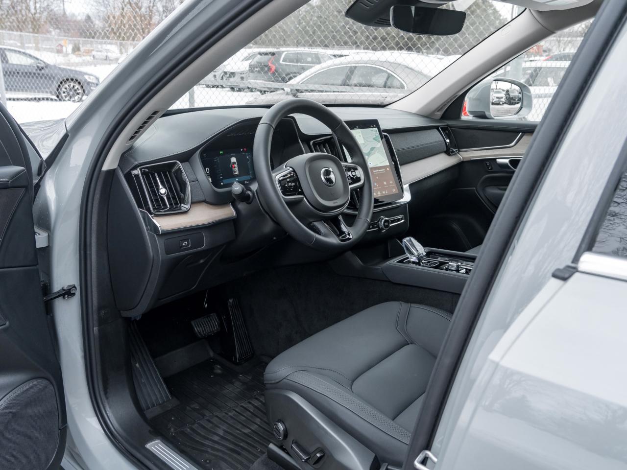 2025 Volvo XC90 2025.5 B6 AWD Plus 7-Seater SUPER LOW KM  LIKE NEW Photo