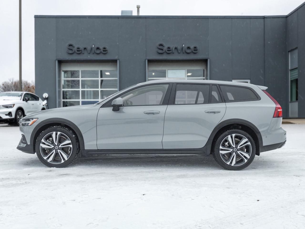 2025 Volvo V60 Cross Country B5 AWD Plus  19" ALLOY WHEELS  LOW KM  CPO Photo
