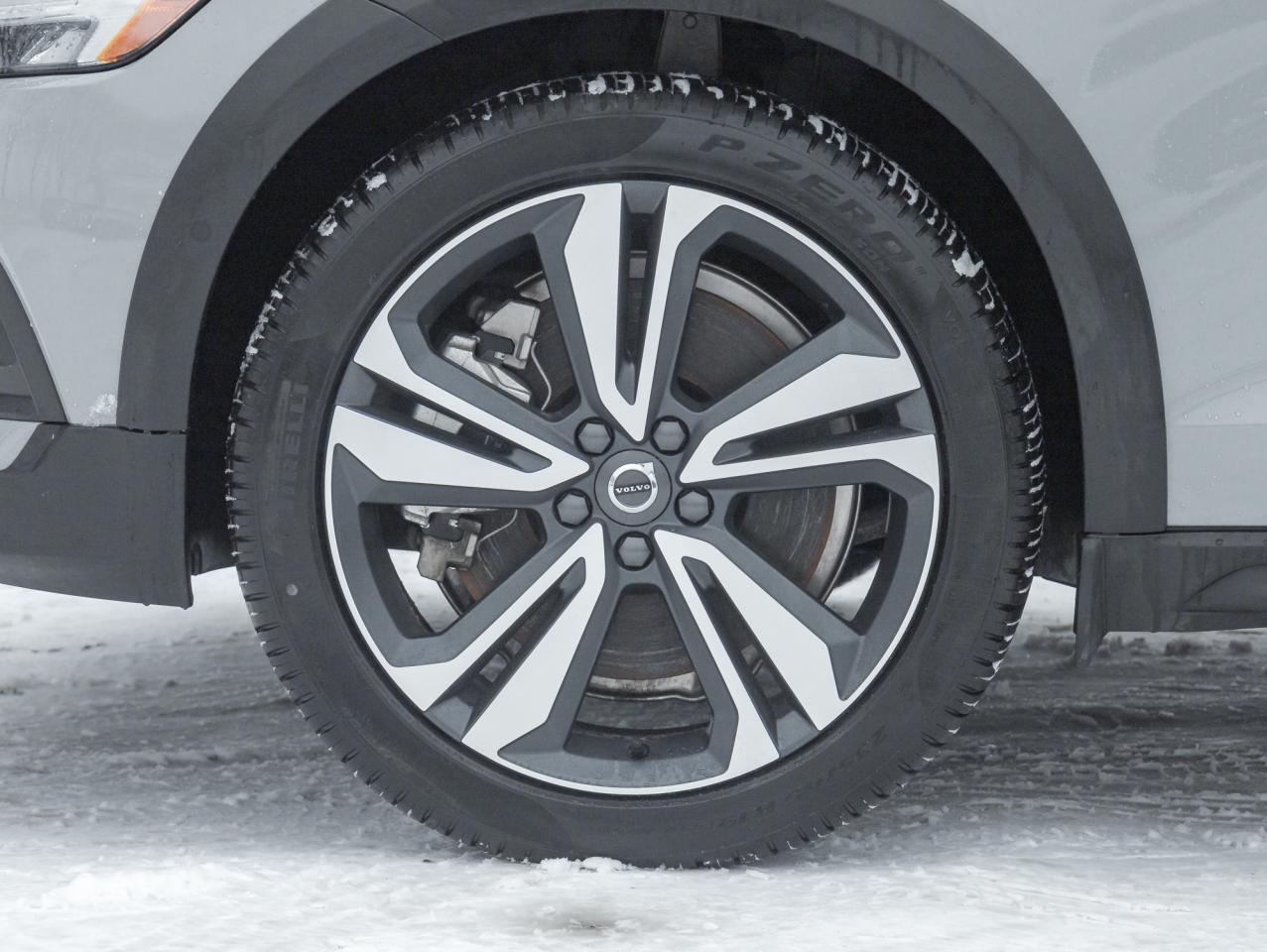 2025 Volvo V60 Cross Country B5 AWD Plus  19" ALLOY WHEELS  LOW KM  CPO Photo3