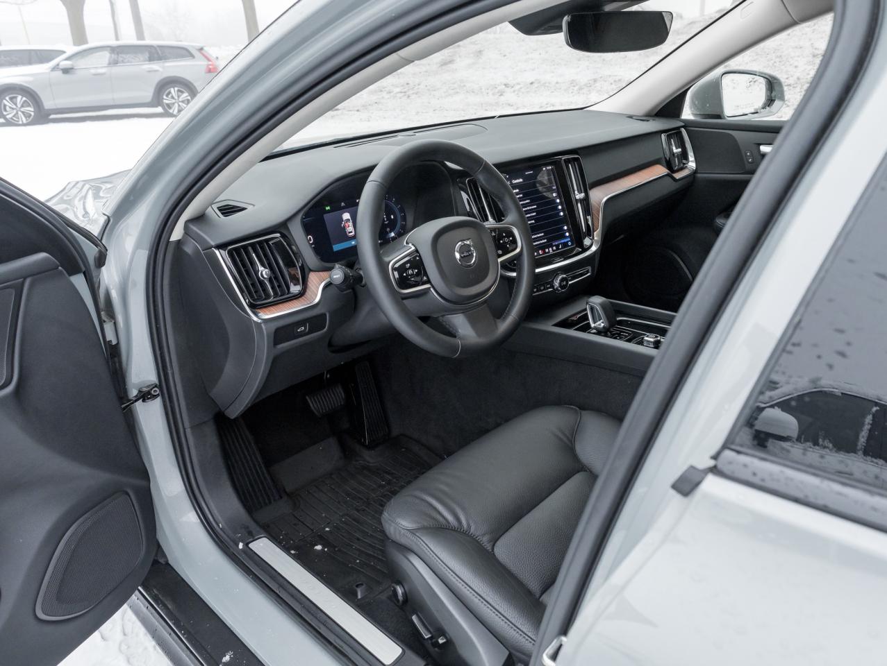 2025 Volvo V60 Cross Country B5 AWD Plus  19" ALLOY WHEELS  LOW KM  CPO Photo