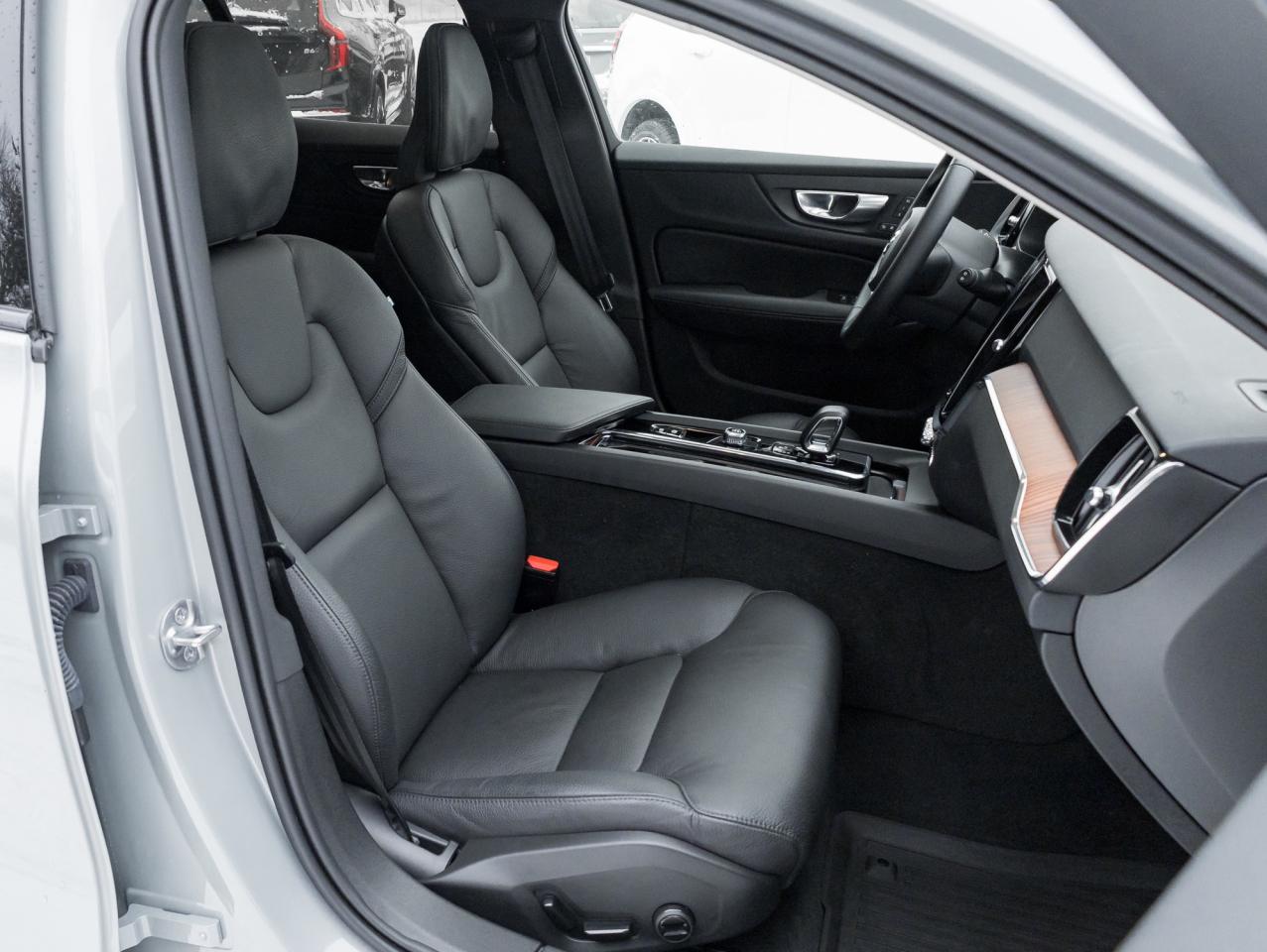 2025 Volvo V60 Cross Country B5 AWD Plus  19" ALLOY WHEELS  LOW KM  CPO Photo