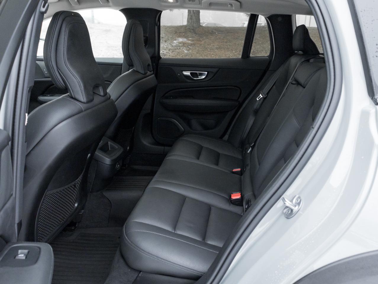 2025 Volvo V60 Cross Country B5 AWD Plus  19" ALLOY WHEELS  LOW KM  CPO Photo